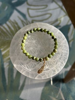 Picture of Bracelet Jade Néphrite & Plume Dorée – Équilibre & Légèreté